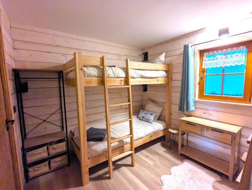 a room with two bunk beds in a cabin at La Boutame : chalet au pied des pistes à Villard Reculas in Villard-Reculas