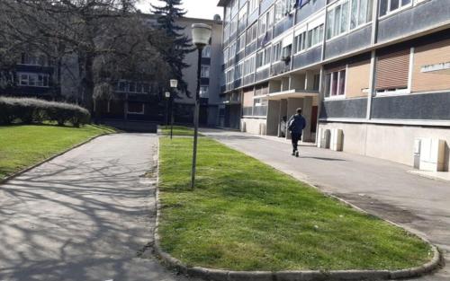 une personne marchant dans une rue à côté d'un bâtiment dans l'établissement Barut, à Garges-lès-Gonesse
