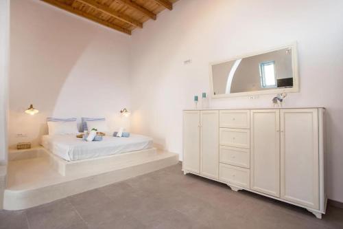 A bathroom at Traditional Luxury House