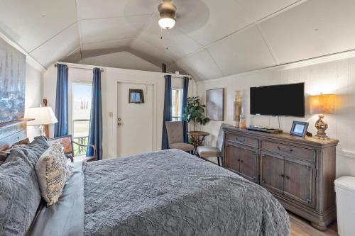 Ένα ή περισσότερα κρεβάτια σε δωμάτιο στο Pelican's Nest, Caddo Lake, Oil City