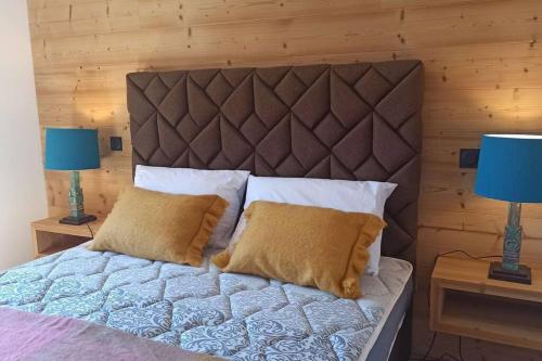 une chambre avec un grand lit avec deux lampes dans l'établissement Paradiski nouveau, cosy et ensoleillé plan Peisey, à Peisey-Nancroix