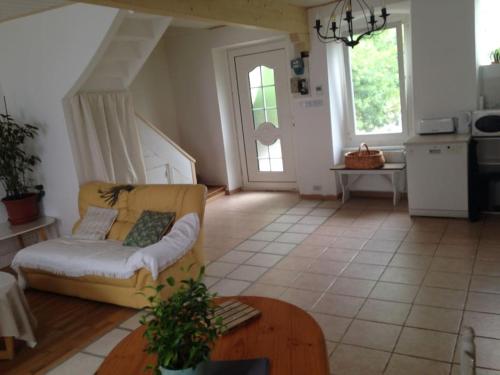 un salon avec un canapé et une table dans l'établissement Maison COLETTE, à Villardonnel