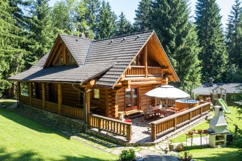 Chata Marína a Matej Kubínska hoľa