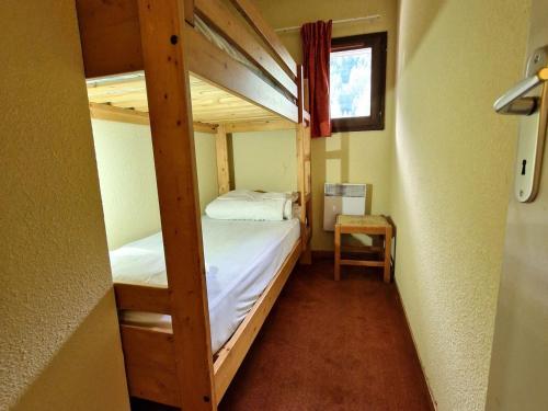 une petite pièce avec deux lits superposés dans l'établissement Charmant 3 Pièces pour 6 Pers, au Pied des Pistes Bettets à Modane - FR-1-265-347, à Modane