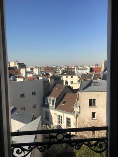une vue d'une ville depuis une fenêtre dans l'établissement Backpacker room with an Eiffel Tower view near St Germain des Prés, à Paris