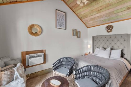 a bedroom with a bed and two chairs at 2 Mi To Casinos, Red River Lodge, River Views in Shreveport