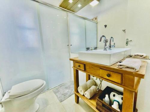 a bathroom with a toilet and a sink and a shower at Apto Aconchegante em Floripa in Florianópolis