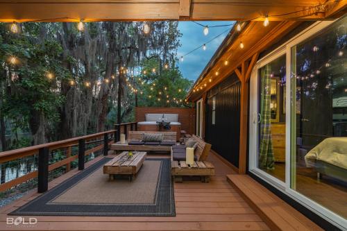 Ein Balkon oder eine Terrasse in der Unterkunft Whiskey Barrel, Hot Tub, Waterfront, Pickleball