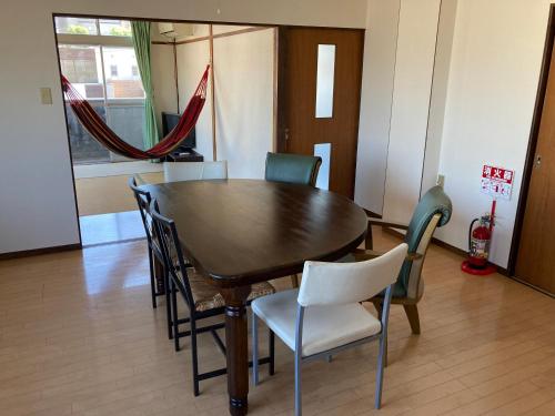 a dining room table and chairs in a room at Oita City バケーション コンドミニアム in Oita