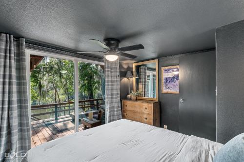 Ein Bett oder Betten in einem Zimmer der Unterkunft Whiskey Barrel, Hot Tub, Waterfront, Pickleball