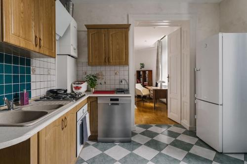 une cuisine avec un évier et un réfrigérateur dans l'établissement Stylowy Apartament w centrum Piecowy Zakątek, à Przemyśl
