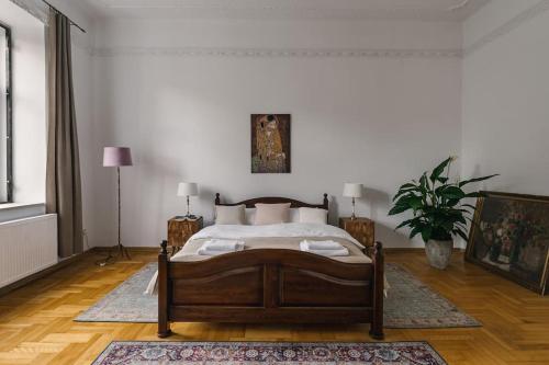 une chambre avec un lit et une plante en pot dans l'établissement Stylowy Apartament w centrum Piecowy Zakątek, à Przemyśl