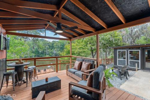 Ein Sitzbereich in der Unterkunft Whiskey Barrel, Hot Tub, Waterfront, Pickleball