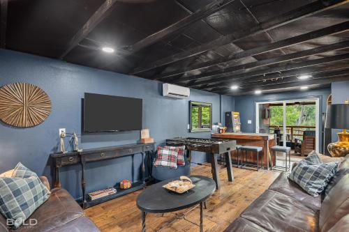 TV/Unterhaltungsangebot in der Unterkunft Whiskey Barrel, Hot Tub, Waterfront, Pickleball