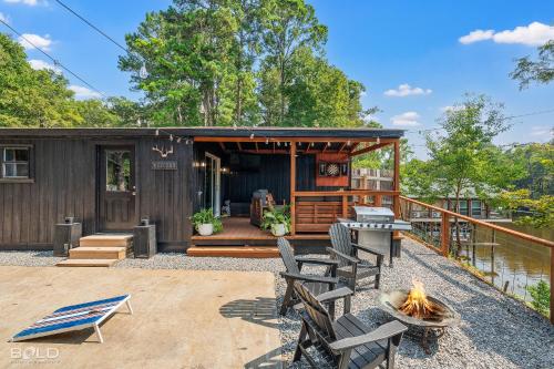 Ein Balkon oder eine Terrasse in der Unterkunft Whiskey Barrel, Hot Tub, Waterfront, Pickleball