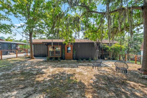 Ein Garten an der Unterkunft Whiskey Barrel, Hot Tub, Waterfront, Pickleball