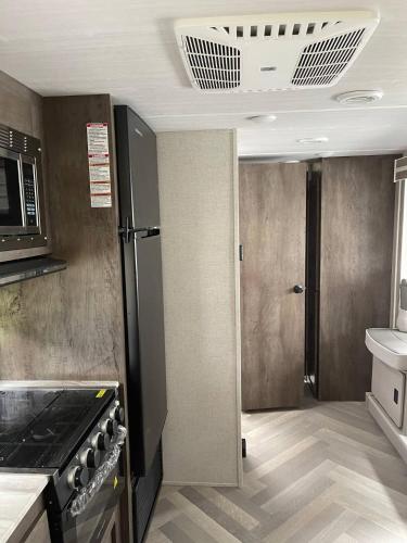 Η κουζίνα ή μικρή κουζίνα στο Modern Camper For Rent At Caddo Lake With Kayaks