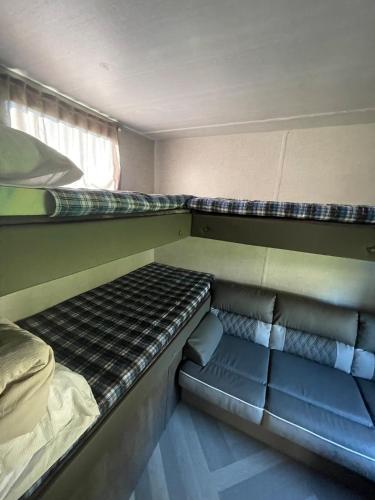 Ένα ή περισσότερα κρεβάτια σε δωμάτιο στο Modern Camper For Rent At Caddo Lake With Kayaks