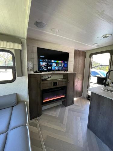 Μια τηλεόραση ή/και κέντρο ψυχαγωγίας στο Modern Camper For Rent At Caddo Lake With Kayaks