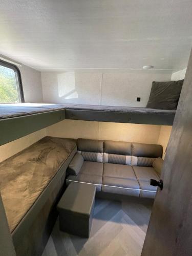 Χώρος καθιστικού στο Modern Camper For Rent At Caddo Lake With Kayaks