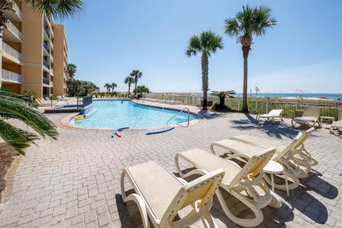 basen z leżakami i palmami w obiekcie Azure 504 w mieście Fort Walton Beach