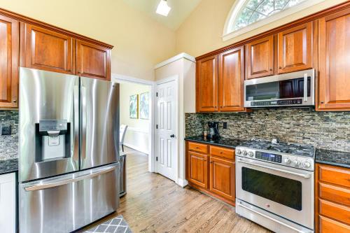 Η κουζίνα ή μικρή κουζίνα στο 2 Mi to Lake Norman Home with Deck in Huntersville!