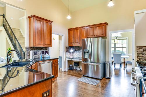 Η κουζίνα ή μικρή κουζίνα στο 2 Mi to Lake Norman Home with Deck in Huntersville!