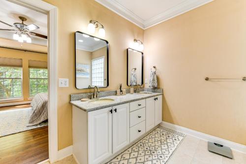 Ένα μπάνιο στο 2 Mi to Lake Norman Home with Deck in Huntersville!