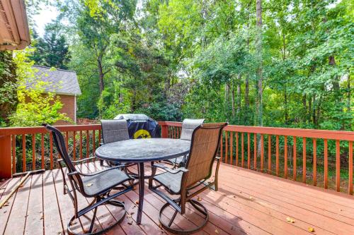 Μπαλκόνι ή βεράντα στο 2 Mi to Lake Norman Home with Deck in Huntersville!