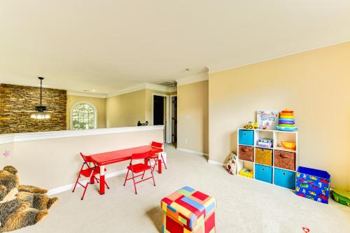 Φωτογραφία από το άλμπουμ του 2 Mi to Lake Norman Home with Deck in Huntersville! σε Huntersville