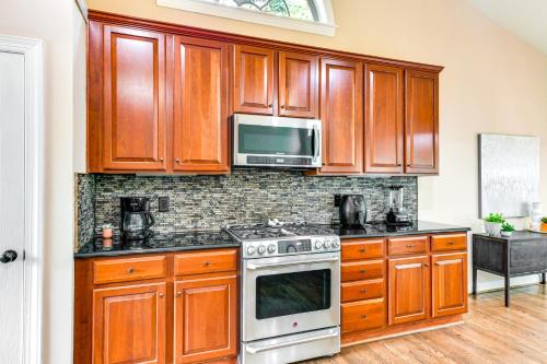 Η κουζίνα ή μικρή κουζίνα στο 2 Mi to Lake Norman Home with Deck in Huntersville!