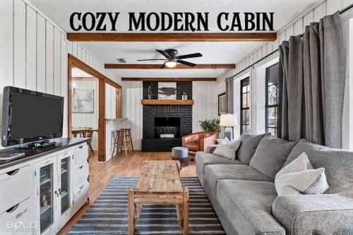 TV/Unterhaltungsangebot in der Unterkunft Cozy Modern Cabin Wrv Site, Kayaks & Canoes