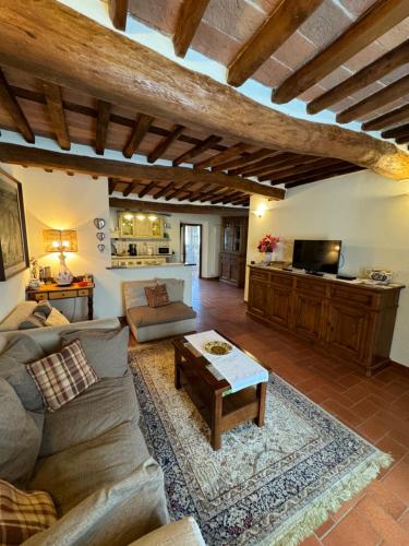 a living room with a couch and a table at Casa Max in Capannori
