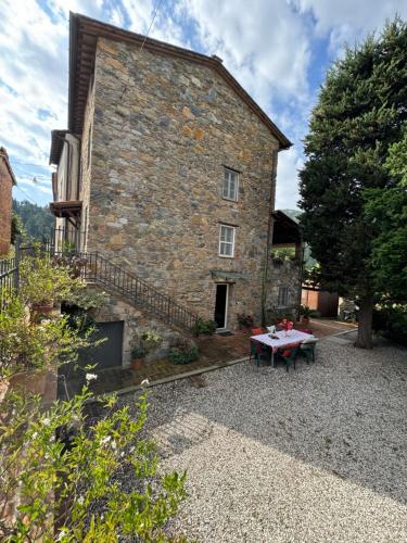 a stone building with a table in front of it at Casa Max in Capannori