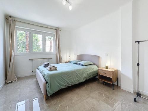 une chambre blanche avec un lit et une fenêtre dans l'établissement INTUITION - 3 pieces - 10min Croisette, à Cannes