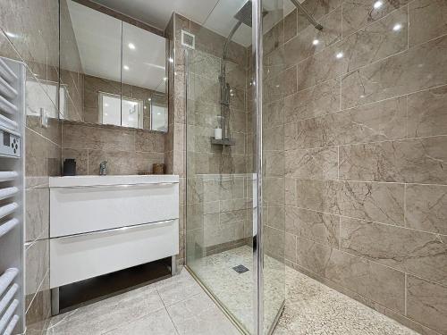 une salle de bain avec douche et lavabo dans l'établissement INTUITION - 3 pieces - 10min Croisette, à Cannes