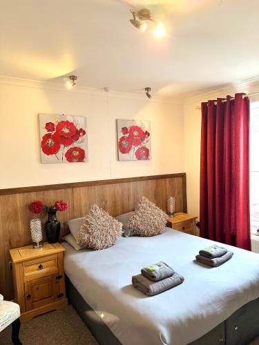 Ένα ή περισσότερα κρεβάτια σε δωμάτιο στο Riverside Hotel
