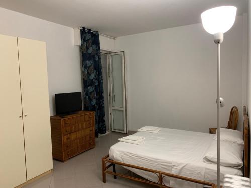 une chambre avec un lit et une télévision sur une commode dans l'établissement Hawaiian Apartment, à Florence