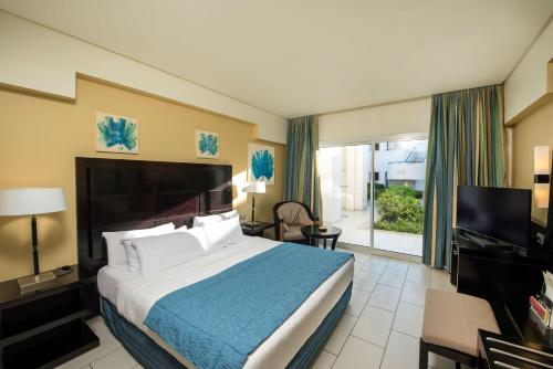 Postel nebo postele na pokoji v ubytování Reef Oasis Blue Bay Resort & Spa