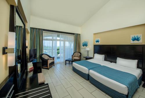 Postel nebo postele na pokoji v ubytování Reef Oasis Blue Bay Resort & Spa