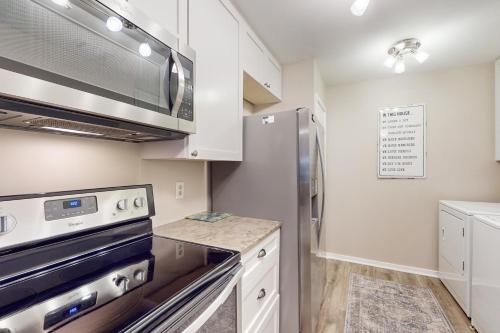 Η κουζίνα ή μικρή κουζίνα στο Springwood Villas 103