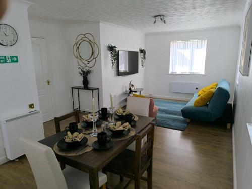 a living room with a table and a dining room at 4 beds spacious Apartment, with Parking & WIFI, CHAFFORD HUNDRED, near station & shopping, long stays! in West Thurrock