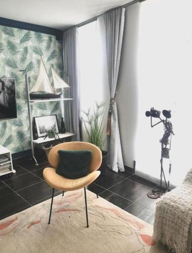 une chambre avec une caméra et une chaise dans l'établissement Agréable appartement derriere les arenes de Nimes, à Nîmes