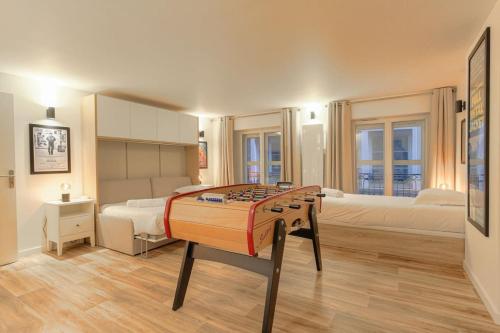 une chambre avec deux lits et une table dans l'établissement Hollywood Nostalgia, 8 personnes - parking, Terreaux, à Lyon