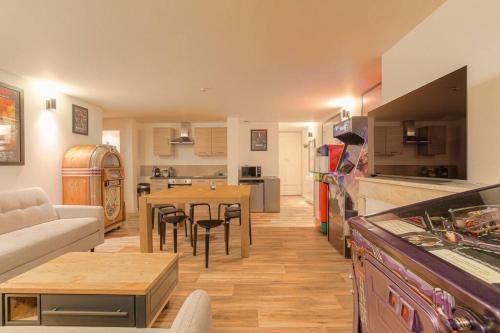 une cuisine et un salon avec une table et un canapé dans l'établissement Hollywood Nostalgia, 8 personnes - parking, Terreaux, à Lyon