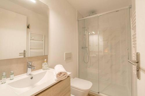 une salle de bain avec une douche, un lavabo et des toilettes dans l'établissement Hollywood Nostalgia, 8 personnes - parking, Terreaux, à Lyon