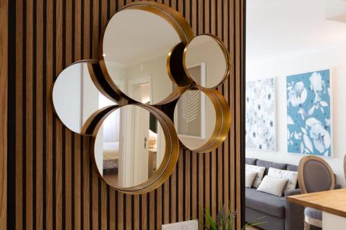 - deux miroirs sur un mur dans le salon dans l'établissement Beachome4u6 - luxury apartment, à Carcavelos
