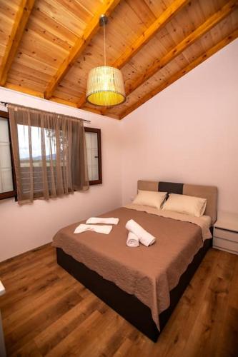 Кровать или кровати в номере Estia Wood Living & Spa, Nea Kallikrateia