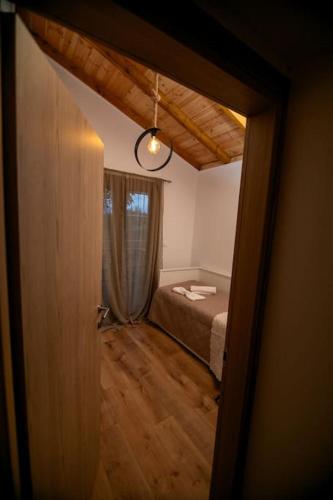 Кровать или кровати в номере Estia Wood Living & Spa, Nea Kallikrateia
