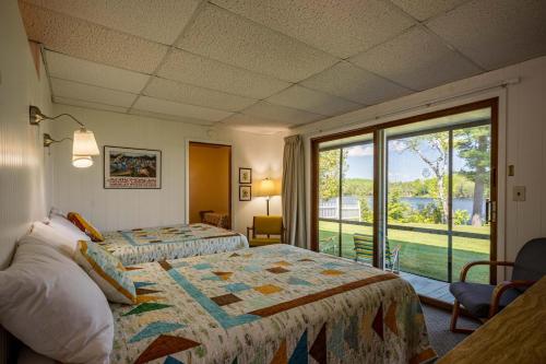 Katil atau katil-katil dalam bilik di Sandy Point Motel